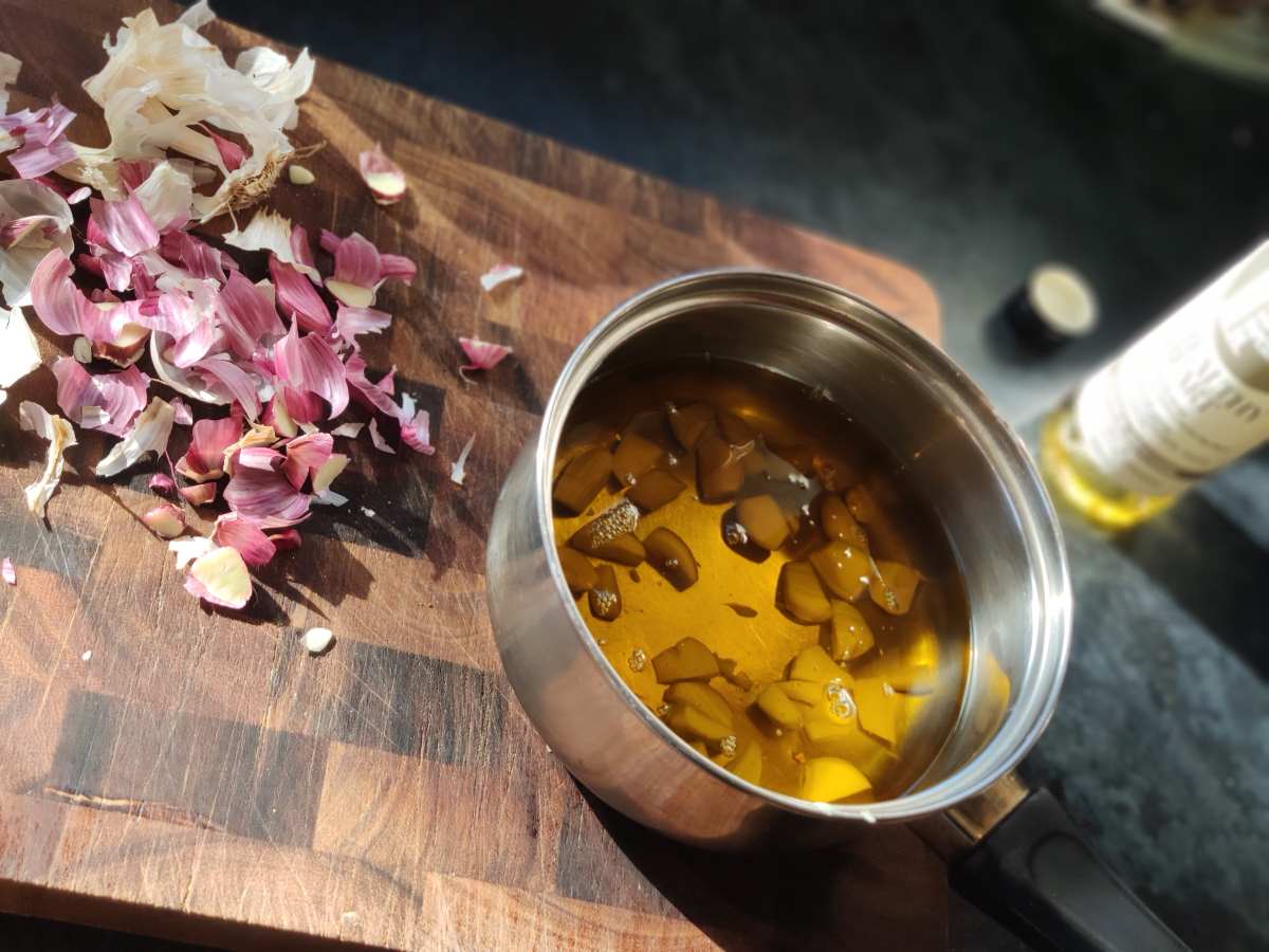 peeled garlic and oil in saucepan